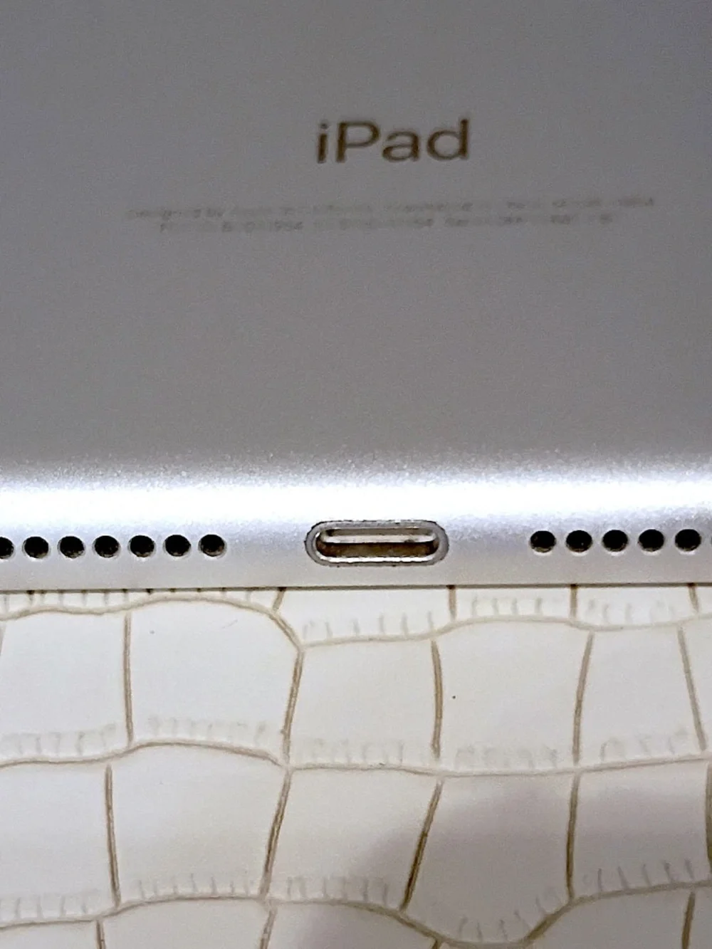 Apple iPad (6th Generation) A1954 32 GB, Wi-Fi + 4G, 9.7 in-Silver 88% Battery